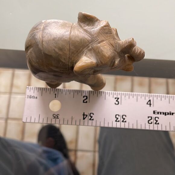 Marble elephant figurine see pictures for the size solid marble heavy for size - Picture 7 of 8